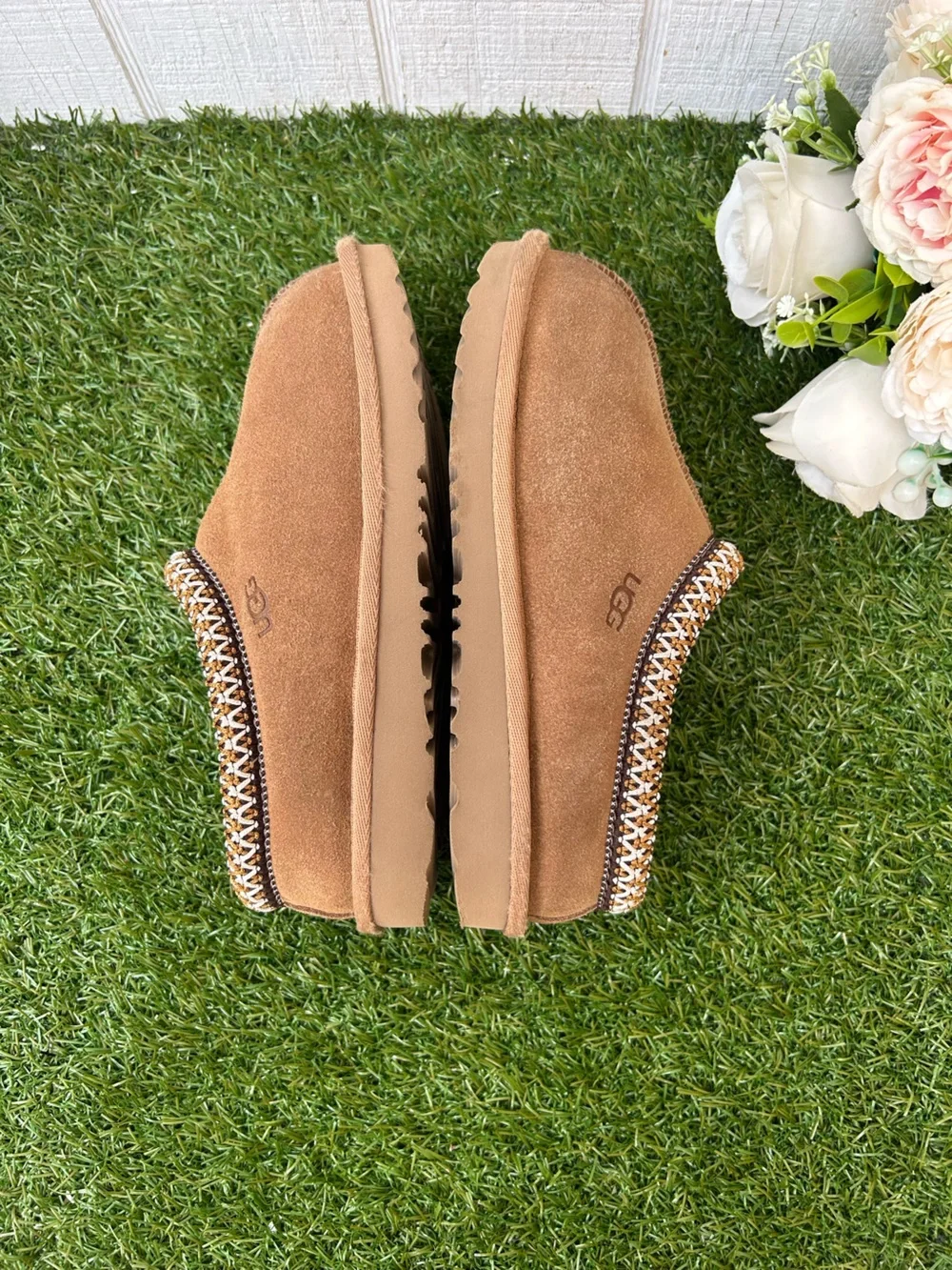 UGG details our